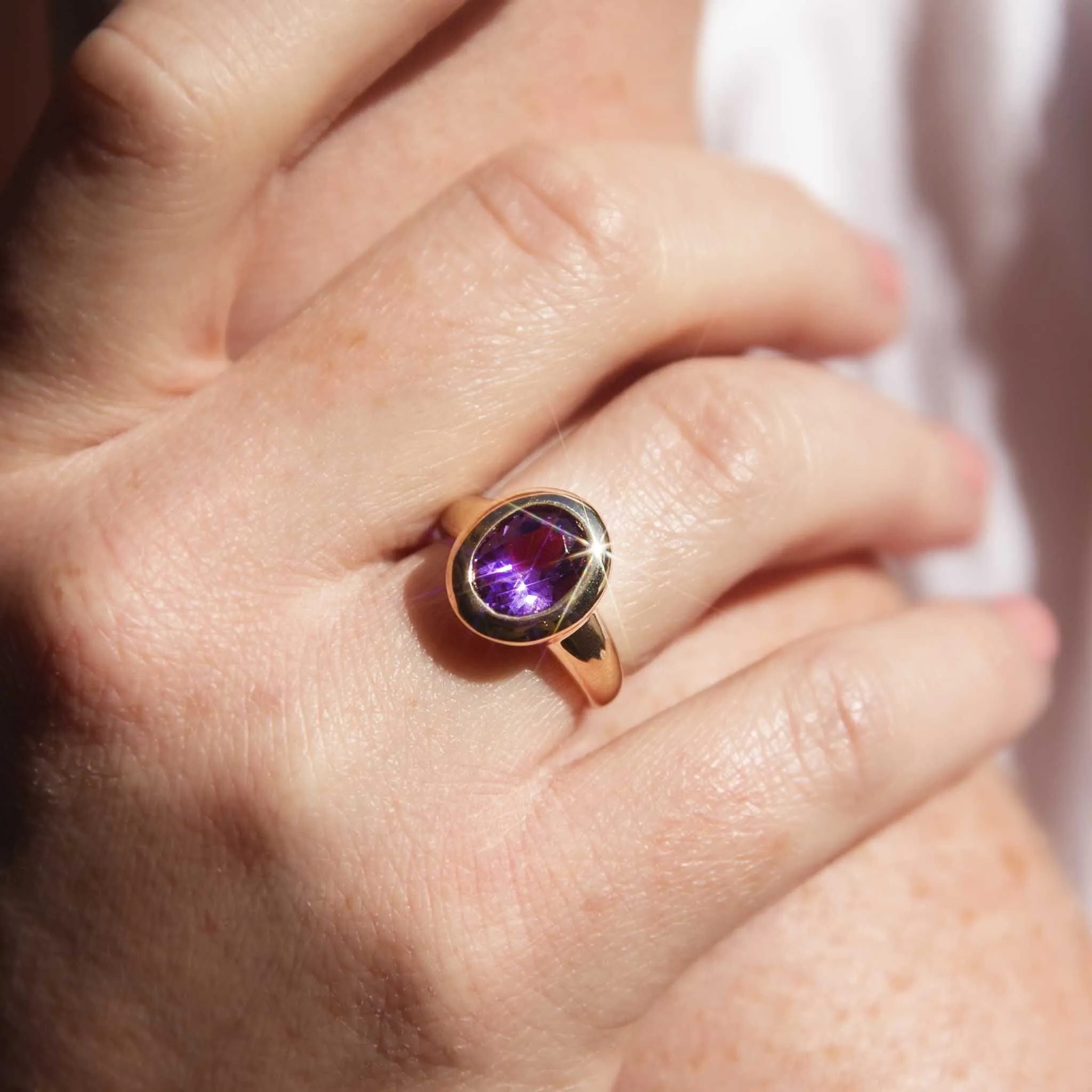 Candice 1990s Rubover Amethyst 9ct Gold Ring
