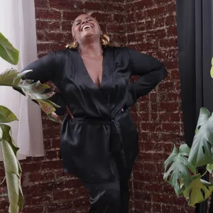 LOLA SILK SHORT ROBE IN NOIRE